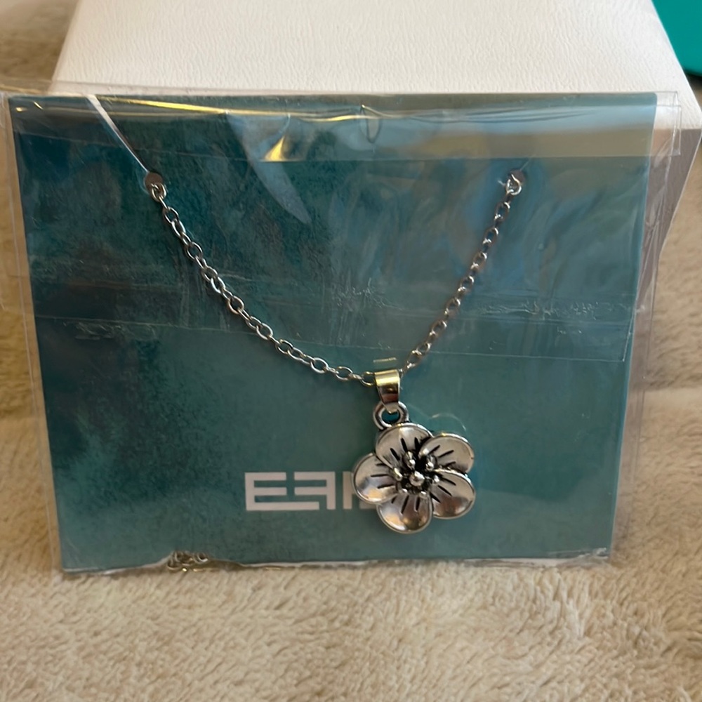 Effy flower pendant